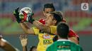 Kiper PSS Sleman, Ega Rizky, menangkap bola saat melawan Persija Jakarta pada pertandingan BRI Liga 1 2021 di Stadion Pakansari, Bogor, Minggu (5/9/2021). Kedua tim bermain imbang 1-1. (Bola.com/M Iqbal Ichsan)