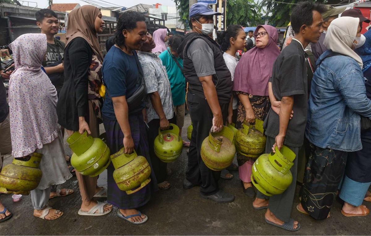Antrean pembeli gas 3 kg