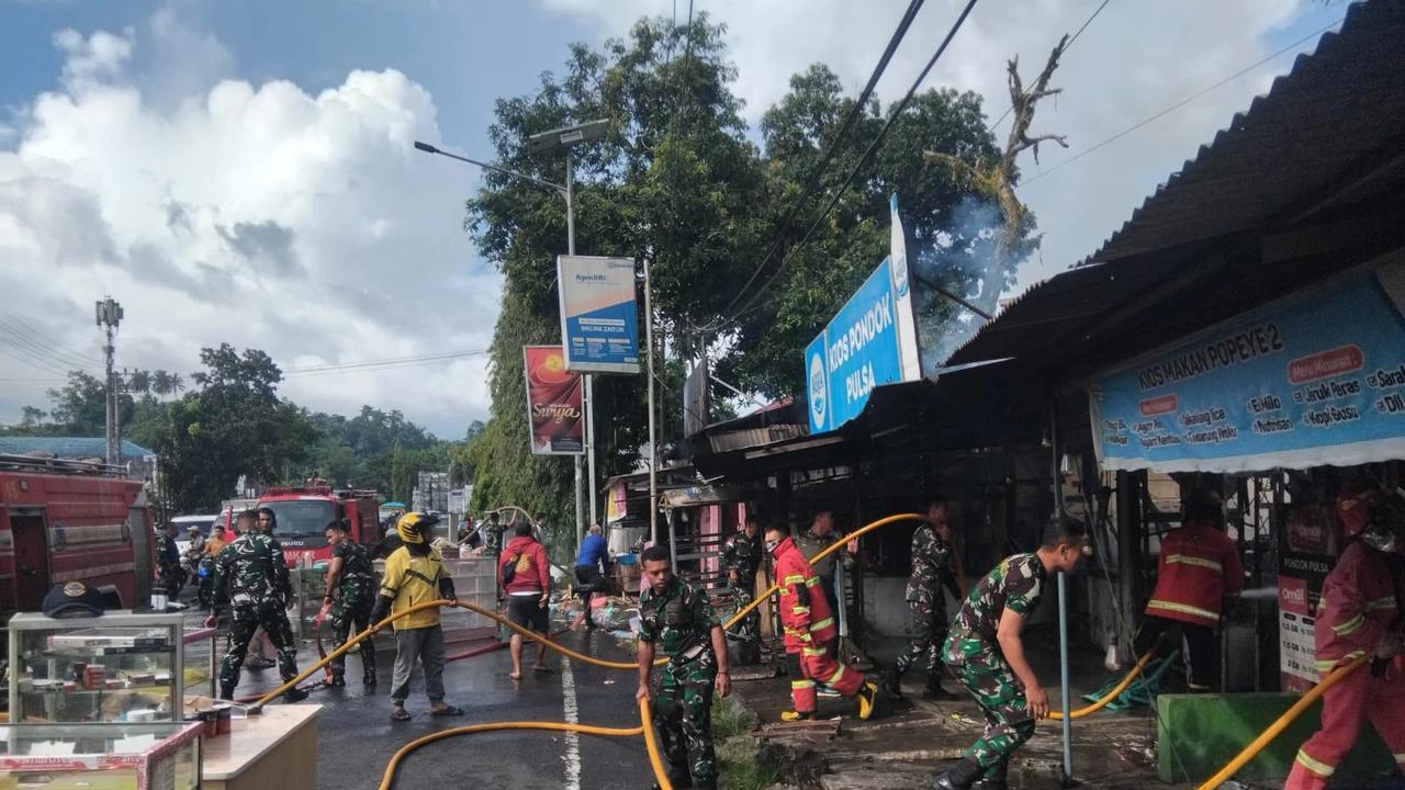 FOTO: Prajurit TNI AL Bantu Pemadaman Kebakaran Permukiman di Manado