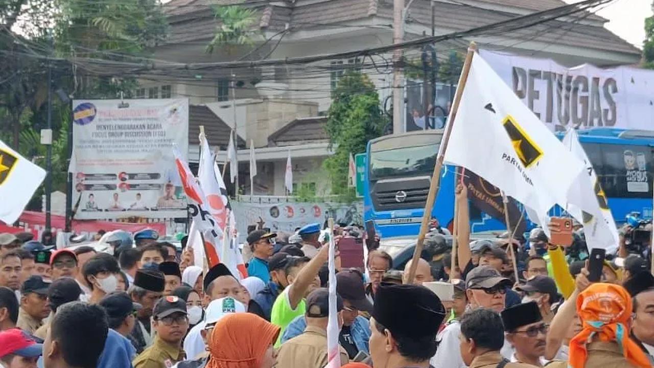 <br>Masa pendukung Ganjar Pranowo-Mahfud MD satu persatu mulai mendatangi KPU untuk mengawal pendaftaran sebagai Capres-Cawapres pemilu 2024.