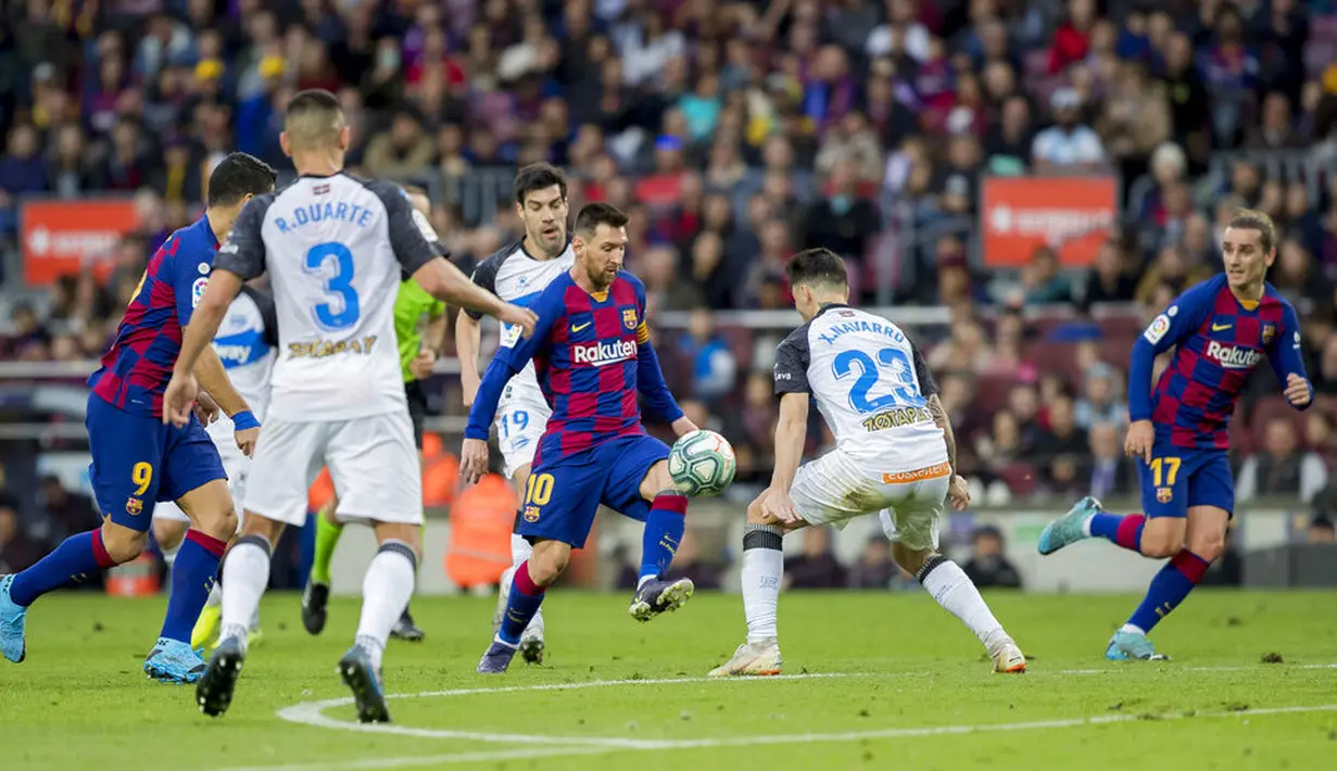 Striker Barcelona, Lionel Messi, berusaha melewati pemain  Deportivo Alaves pada laga La Liga 2019 di Stadion Camp Nou, Sabtu (21/12). Barcelona menang 4-1 atas Deportivo Alaves. (AP/Joan Monfort)
