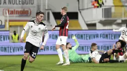 Gelandang Spezia, Giulio Maggiore melakukan selebrasi usai mencetak gol pertama timnya ke gawang AC Milan dalam laga lanjutan Liga Italia 2020/21 pekan ke-22 di the Alberto-Picco Stadium, La Spezia, Sabtu (13/2/2021). Spezia menang 2-0 atas AC Milan. (LaPresse via AP/Tano Pecoraro)