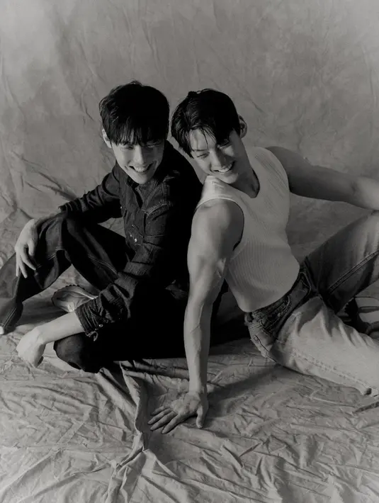 Minhyuk saat foto bersama dengan sang kakak Lee Jung-min. Keduanya memiliki paras tampan dan tubuh yang ideal, adik-kakak ini terpaut empat tahun. (Instagram/@hutazone)