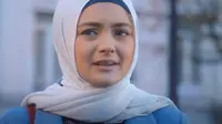Penampilan berhijab Amanda Rawles dalam film Merindu Cahaya de Amstel yang memesona (dok.YouTube/UnlimitedProduction)