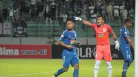 Fredyan Wahyu (kiri) saat melakoni debutnya di Shopee Liga 1 2019 melawan Kalteng Putra. (Bola.com/Vincentius Atmaja)