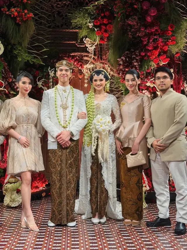 Aaliyah Massaid saat Akad Nikah El Rumi dan  Syifa Hadju pakai kebaya. [@aaliyah.massaid]