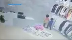 Dua bocah bekerjasama mencuri sebuah ponsel saat sang Ibu mengalihkan perhatian pegawai.