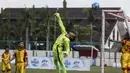 Kiper Salfas Soccer berusaha menepis bola saat melawan Asiop Apacinti pada final Danone Nation Cup 2018 Regional DKI Jakarta di Stadion Sunter, Jakarta, Minggu (1/4/2018). Asiop menang 3-0 atas Salfas. (Bola.com/Vitalis Yogi Trisna)