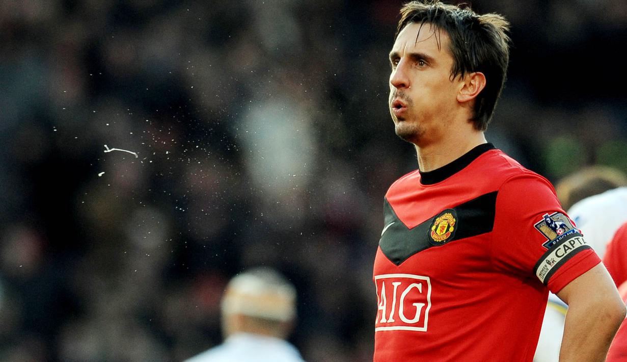 Gary Neville - Salah satu bek terbaik Manchester United sepanjang masa ini merupakan sosok yang paling keras menolak Liga Super Eropa. Pandit sepak bola Inggris itu bahkan meminta MU didegradasi dari Liga Inggris. (AFP/Paul Ellis)