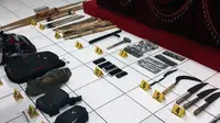 Sejumlah barang bukti senjata tajam milih anggota kelompok yang berhasil diamankan Polresta Solo.(Liputan6.com/Fajar Abrori)