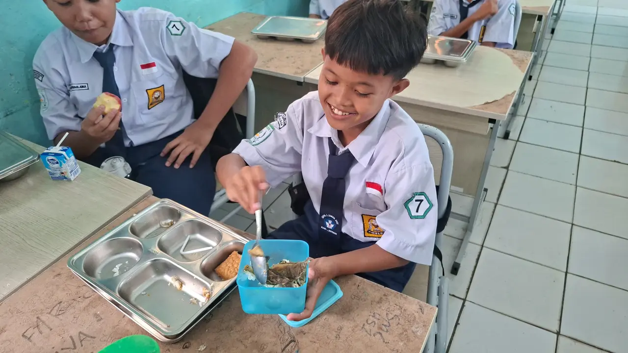 Siswa SMP Negeri 01 Tamansari, Kabupaten Bogor, Jawa Barat sedang menyantap makanan dari Program Makan Bergizi Gratis (MBG).