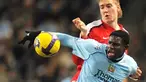 Bek Manchester City, Micah Richards (depan) berebut bola dengan striker Arsenal, Nicklas Bendtner dalam partai Liga Premier di The City of Manchester Stadium pada 22 November 2008. AFP PHOTO/ANDREW YATES