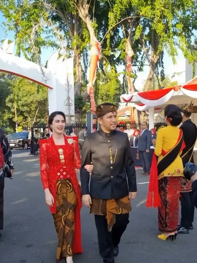 7 Potret Arumi Bachsin dan Emil Dardak Hadiri Upacara HUT RI di Gedung Merdeka Surabaya