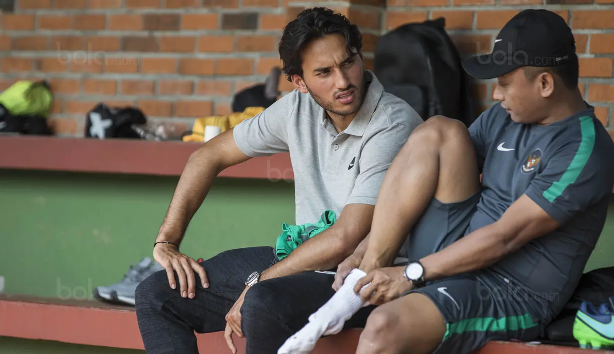 Striker Timnas Indonesia U-22, Ezra Walian, hadir namun belum mengikuti latihan di Lapangan SPH Karawaci, Banten, Kamis (10/8/2017). Latihan dilakukan sebagai persiapan jelang SEA Games 2017 Malaysia. (Bola.com/Vitalis Yogi Trisna)