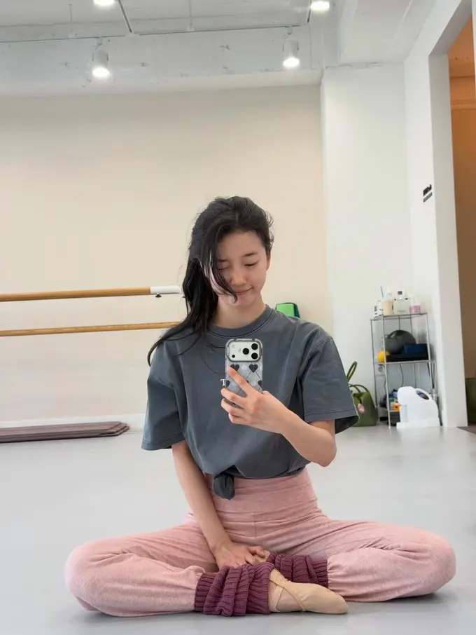 Bae Suzy Ikut Tren Ballet, Tampil Sporty Feminin dengan Outfit Latihan yang Simpel dan Anggun