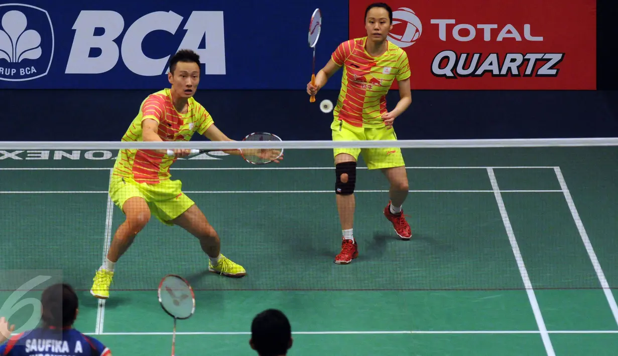 Ganda campuran Tiongkok, Zhang Nan/Zhao Yunlei mengembalikan bola ke arah pemain Indonesia, Alfian Eko Prasetya/Annisa Saufika di perempat final BCA Indonesia Open 2016, Jakarta, Jumat (3/6). (Liputan6.com/Helmi Fithriansyah)