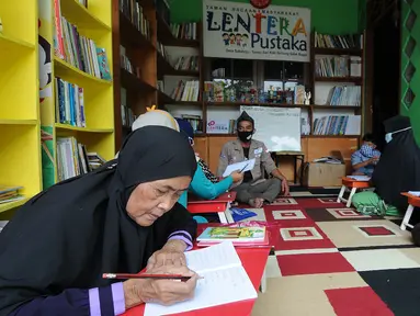 Ibu rumah tangga belajar menulis dan berhitung saat kegiatan gerakan berantas buta aksara di Taman Bacaan Masyarakat (TBM) Lentera Pustaka, Bogor, Minggu (2/5/2021). Lebih dari dua setengah tahun, TBM Lentera Pustaka mengajarkan puluhan ibu-ibu yang buta aksara. (merdeka.com/Arie Basuki)