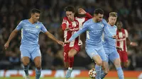 Joao Felix dari Atletico Madrid, kiri kedua, ditantang oleh Aymeric Laporte dari Manchester City, kedua kanan, Kevin De Bruyne dari Manchester City, kanan, dan Rodrigo dari Manchester City, kiri, selama pertandingan sepak bola Liga Champions, leg pertama,