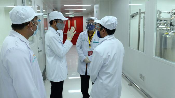 Presiden Joko Widodo atau Jokowi (kedua kiri) meninjau fasilitas produksi dan pengemasan di PT Bio Farma, Bandung, Jawa Barat Selasa (11/8/2020).  Jokowi menggunakan pakaian lengkap penelitian untuk melihat Laboratorium Bio Farma. (Foto: Biro Pers Kepresidenan)