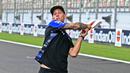 Pembalap Monster Energy Yamaha asal Prancis, Fabio Quartararo, bermain kriket di lintasan menjelang Grand Prix MotoGP India di Sirkuit Internasional Buddh, Greater Noida, di pinggiran New Delhi, pada 21 September 2023. (Money SHARMA/AFP)