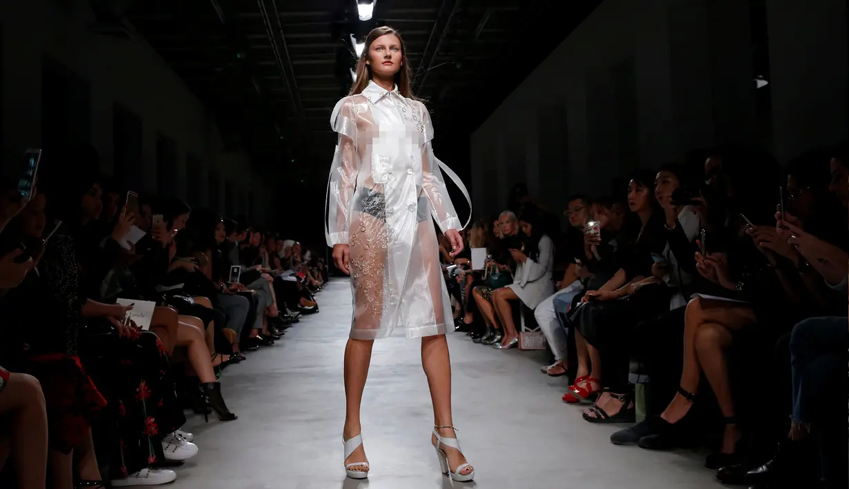 Seorang model saat memperagakan busana koleksi musim semi dan musim panas 2017 karya desainer Amerika Adam Andrascik untuk rumah mode Guy Laroche selama Fashion Week di Paris (28/9). (REUTERS/Gonzalo Fuentes)