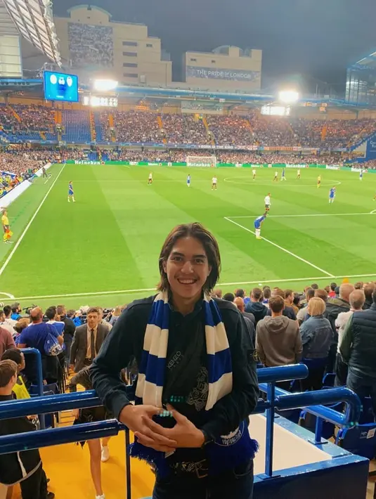 Meskipun terlahir dari darah musisi, namun darah kecintaan El terhadap sepak bola tetap mengalir kencang di dalam tubuhnya. El Rumi selalu menyempatkan setiap minggunya untuk menonton klub kesayangannya Chelsea bertanding.(Liputan6.com/IG/elrumi)