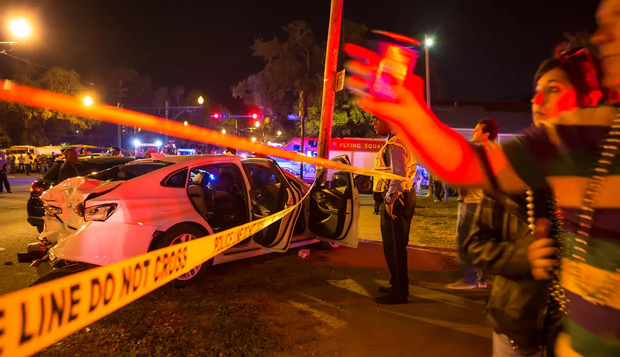 Sebuah mobil rusak setelah ditabrak truk pick up di lokasi Parade Mardi Gras di New Orleans, Sabtu (25/2). Insiden ini menyebabkan sedikitnya 28 orang terluka, lima diantaranya dalam kondisi kritis. (Chris Granger/NOLA.com The Times-Picayune via AP)