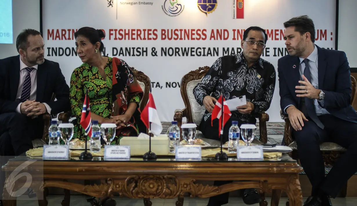 (Ki-ka) Dubes Norwegia untuk RI Stig Traavik, Menteri Susi Pudjiastuti, Menhub Budi Karya Sumadi dan Dubes Denmark untuk RI Casper Klynge menghadiri Marine and Fisheries Business dan Investment Forum di Jakarta, Senin (28/11). (Liputan6.com/Faizal Fanani)