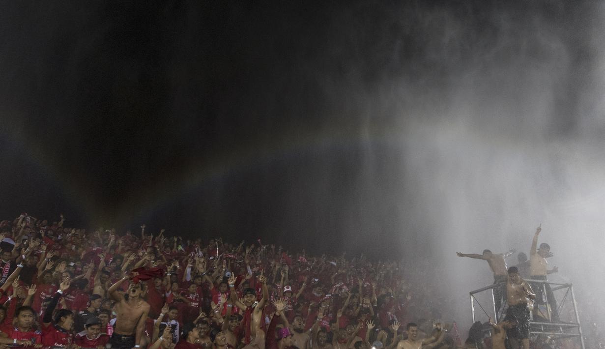 Pendukung Bali United, Semeton Dewata menyaksikan laga Piala Presiden melawan Mitra Kukar di Stadion Dipta, Bali, Kamis (3/9/2015). Pertandingan berkahir imbang 2-2. (Bola.com/Vitalis Yogi Trisna)