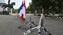 Prajurit TNI AD beristirahat di samping bendera negara sebelum kunjungan Menteri Angkatan Bersenjata Prancis Florence Parly di Kementerian Pertahanan di Jakarta, Kamis (10/2/2022). (AFP/Adek Berry)