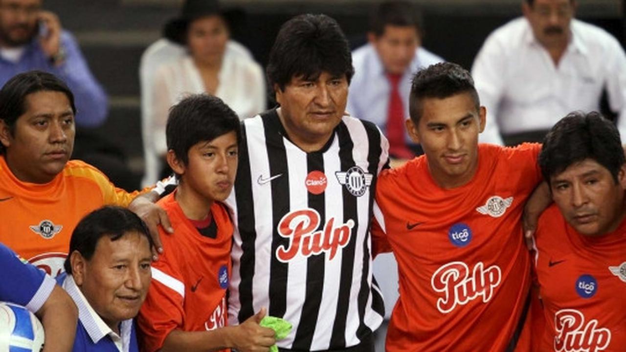 Keseruan Presiden Bolivia main bola bersama warganya