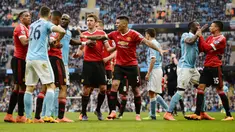 Para pemain Manchester United dan Manchester City terlibat adu mulut pada lanjutan Liga Inggris pekan ke-31 di Stadion Etihad, Manchester; Minggu (20/3/2016). (AFP/Oli Scarff)