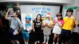 Salah satu peserta Cinemaholic bergaya bersama beberapa orang yang menyerupai tokoh film Doraemon di Blitz Megaplex, Grand Indonesia, Jakarta (13/12/2014). (Liputan6.com/Helmi Fithriansyah)