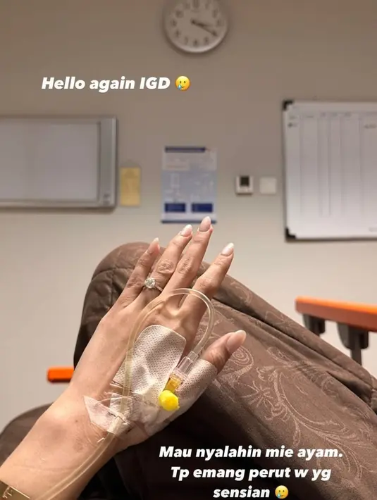 “Mau nyalahin mie ayam, tapi emang perut w lagi sensian”, tulis Sabrina Chairunnisa yang sempat terbaring lemas di rumah sakit. Terlihat tangannya yang masih terpasang selang infus. (Liputan6.com/IG/@sabrinachairunnisa)