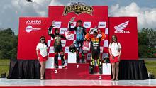 Fisichella Kusuma Wardani (podium 2) berhasil dua kali naik podium di Astra Honda Dream Cup (AHDC) 2026 yang berlangsung di Sirkuit Peusar, Tasikmalaya, Minggu (24/5/2026). (Bola.com/Benediktus Gerendo Pradigdo)