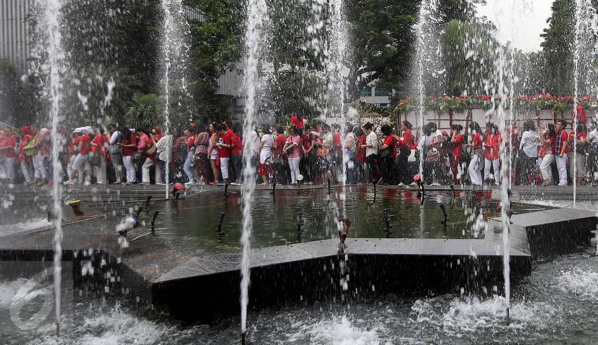 Aksi simpatik ratusan warga dengan menyanyikan lagu nasional yang dipimpin Addie MS di Balai Kota DKI Jakarta, Rabu (10/5). Ini merupakan aksi simpatik terhadap vonis yang dijatuhkan kepada Ahok atas kasus penodaan agama. (Liputan6.com/Johan Tallo)