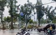 VIDEO: Gara-Gara Jalan Dikeramik, Banyak Pemotor 'Ngepot' di Medan