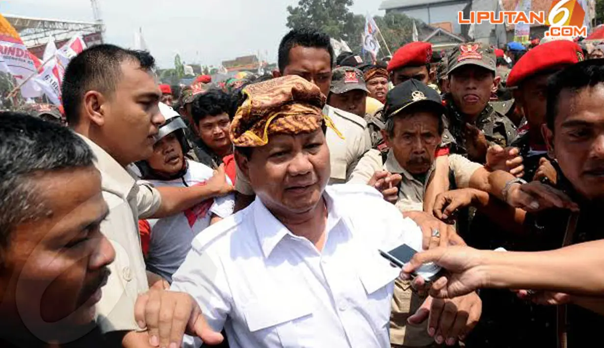  Usai berorasi Prabowo Subianto mencoba menembus kerumunan massa dan simpatisan Partai Gerindra yang memadati lapangan Bojongloa Bandung (Liputan6.com/Helmi Fithriansyah) 