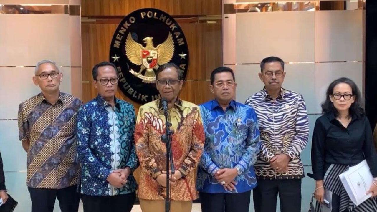 Mahfud juga menyinggung tentang situasi global yang dipengaruhi oleh menguatnya rivalitas geopolitik dan perang Rusia-Ukraina yang masih berlangsung.<br>