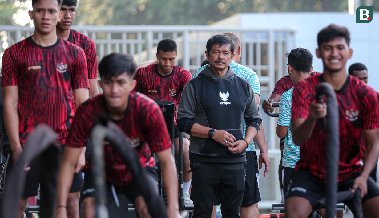 Pelatih kepala Timnas Indonesia U-20, Indra Sjafri memantau latihan fisik pemainnya di GBK Empire Fit Club, Senayan, Jakarta, Rabu (15/05/2024). (Bola.com/Bagaskara Lazuardi)