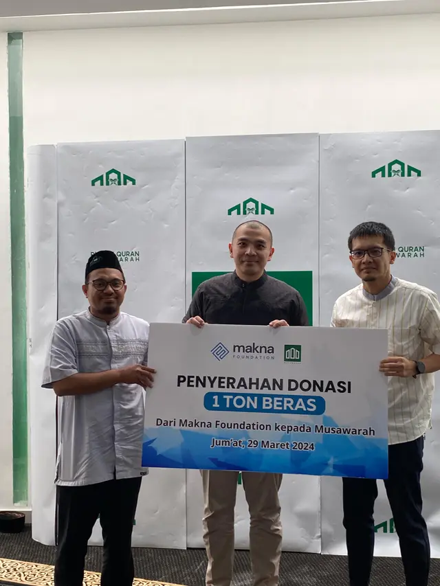 Makna Foundation bersama Dimas Seto dan Dhini Aminarti menyerahkan bantuan beras 1 ton.