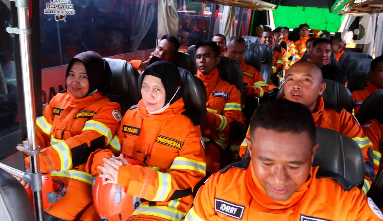 Anggota tim Indonesia Search and Rescue (Inasar) duduk dalam bus usai mengikuti upacara pelepasan perbantuan internasional ke Turki yang dilanda gempa bumi di Lapangan Basarnas, Kantor Pusat Basarnas, Jakarta Pusat, Jumat (10/2/2023). Tim Inasar yang diberangkatkan berjumlah 47 orang, terdiri dari 42 anggota Basarnas, empat anggota K9 Polri, dan satu anggota medis dari RSCM. (Liputan6.com/Herman Zakharia)