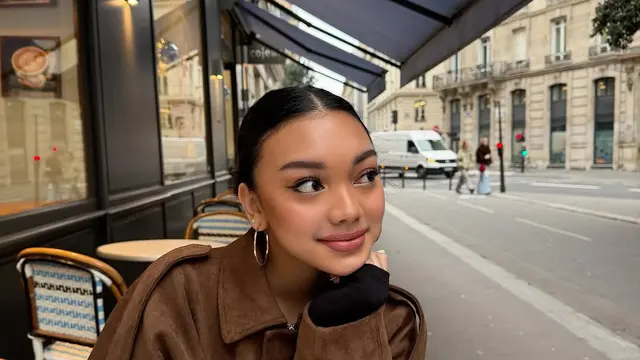 Tampilan Ready-To-Go Naura Ayu Selama Liburan di Eropa, Andalkan Sleek Updo dan Full Lips untuk Tampil Cantik Menawan