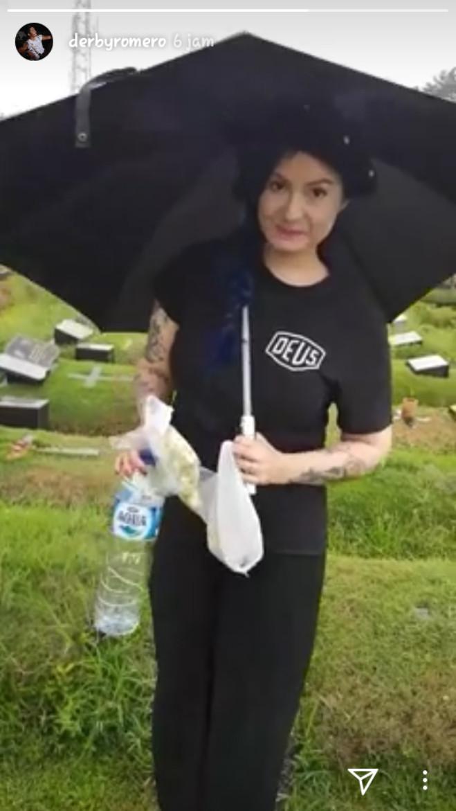 Claudia Adinda saat menemani Derby Romero menyekar sebelum pernikahan mereka. (Instagram)