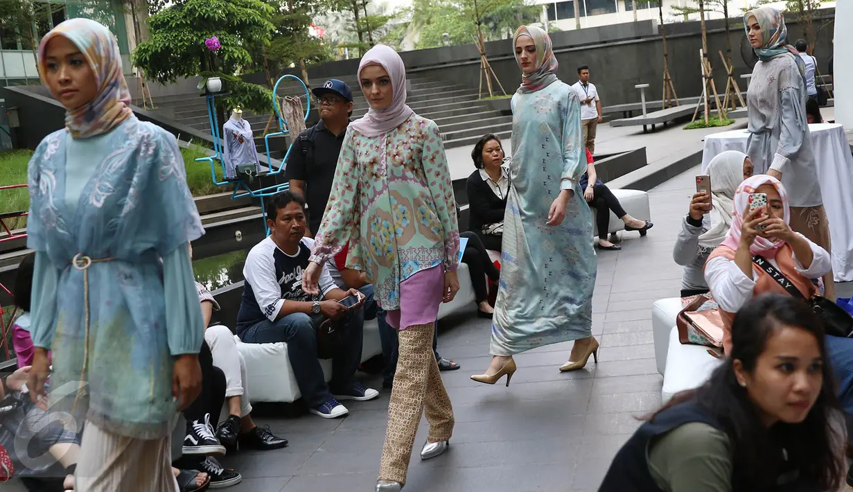 Mengambil momentum Ramadan dan Hari Raya Idul Fitri yang segera datang, Blibli.com berkolaborasi dengan desainer muda Ria Miranda menampilkan koleksi terbaru, Jakarta, Senin (15/5). (Liputan6.com/Immanuel Antonius)