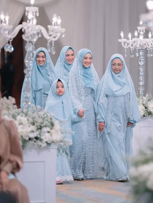 Di acara pengajian, Ria Ricis dan keluarganya memilih nuansa serba biru. Ia sendiri mengenakan dress panjang yang senada dengan cape yang digunakan di luar hijabnya. Busana bernuansa senada juga dikenakan oleh ibu dan saudara-saudara perempuannya. Foto: Instagram.