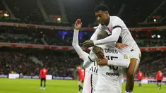 Gelandang Paris Saint-Germain (PSG) Danilo Pereira (tengah) bersama rekan setimnya merayakan gol ke gawang Lille dalam lanjutan Liga Prancis di Stadion Pierre-Mauroy, Senin (7/2/2022) dinihari WIB. PSG mengalahkan juara bertahan Lille dengan skor 5-1. (AP Photo/Michel Spingler)