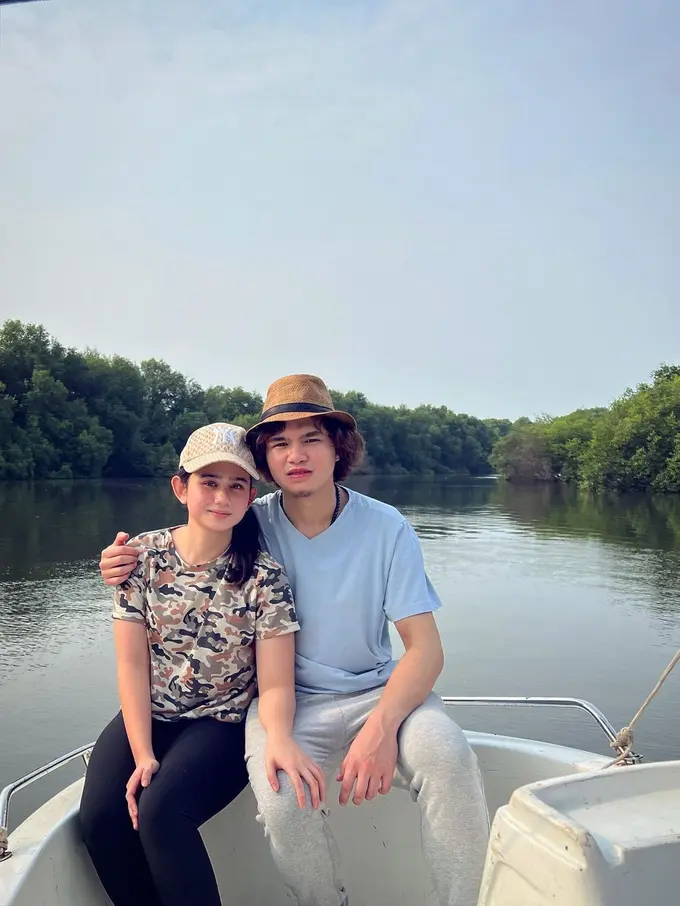 7 Potret Gaya Kompak Tissa Biani dan Dul Jaelani dengan OOTD Couple