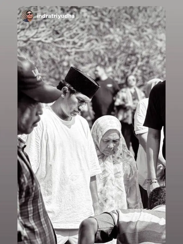 Ikut Angkat Jenazah, Ini 6 Potret Pemakaman Ayah Ibnu Jamil