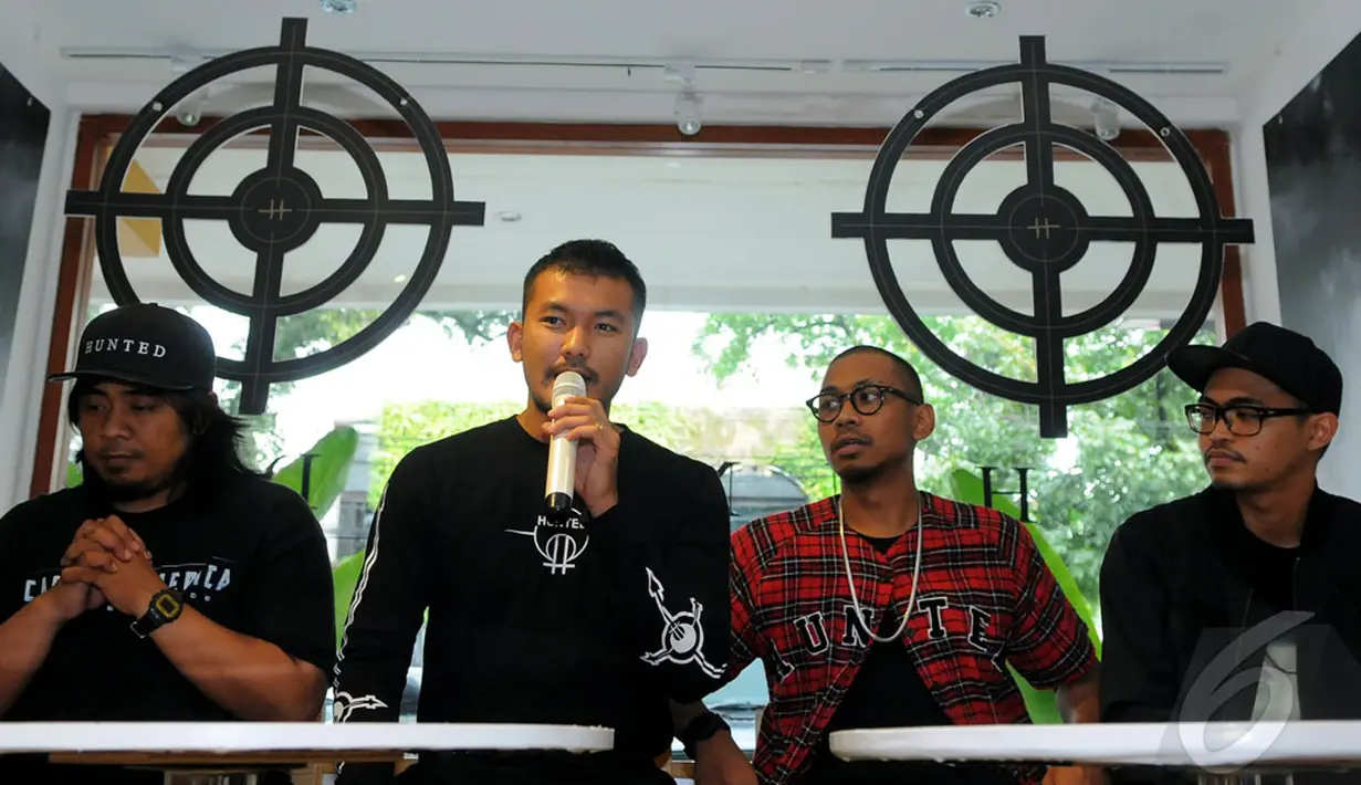Bersama dengan Ma'un, Abdurrahman (Adul), dan Molen, Rio berharap clothing line-nya bisa diburu penggemar bukan hanya dari dalam tapi juga luar negeri, Jaksel, Jumat (23/5/2014) (Liputan6.com/Faisal R Syam).